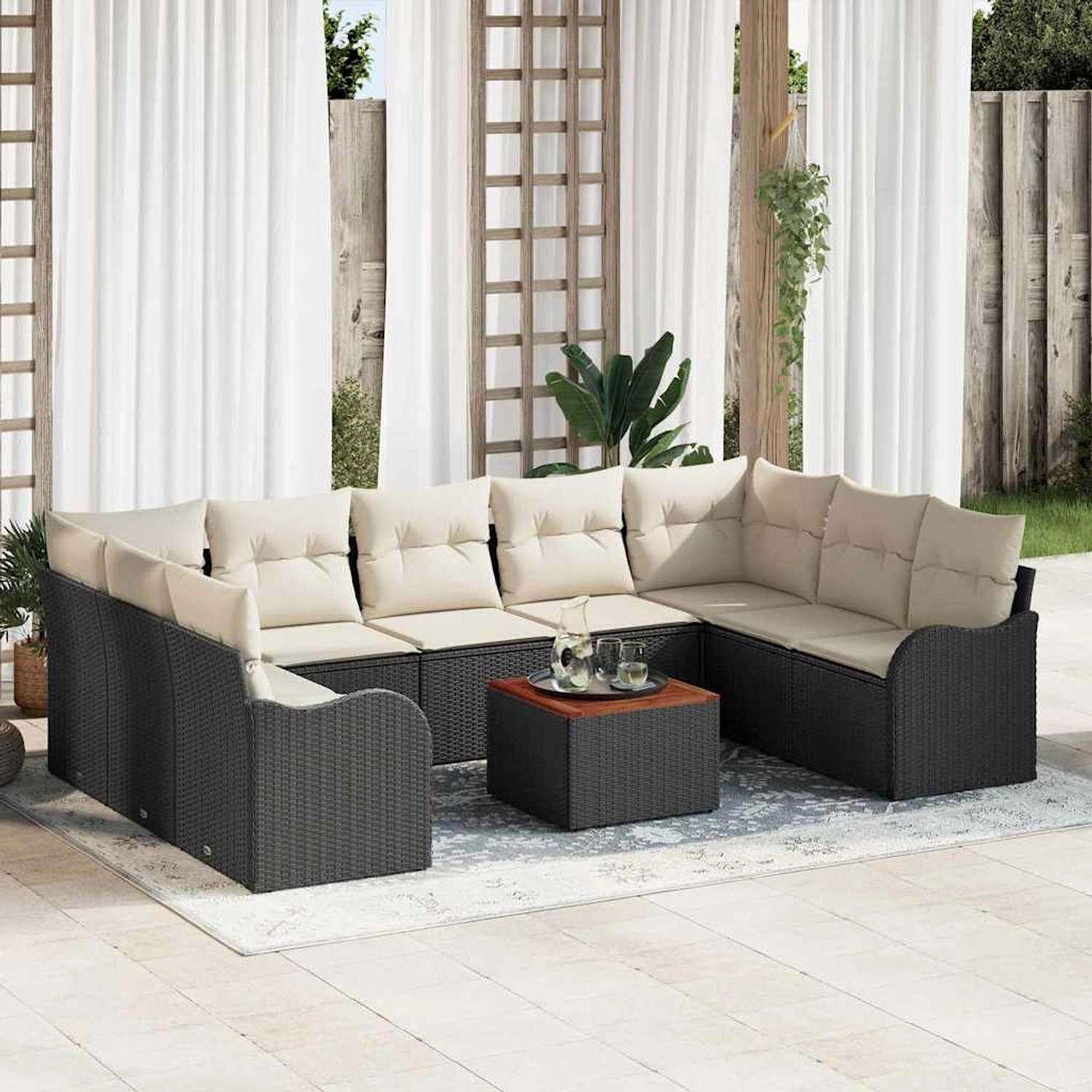 Schwarzes 10-tlg. vidaXL Garten-Sofa-Set aus Poly Rattan mit Tisch und beigen Polstern.