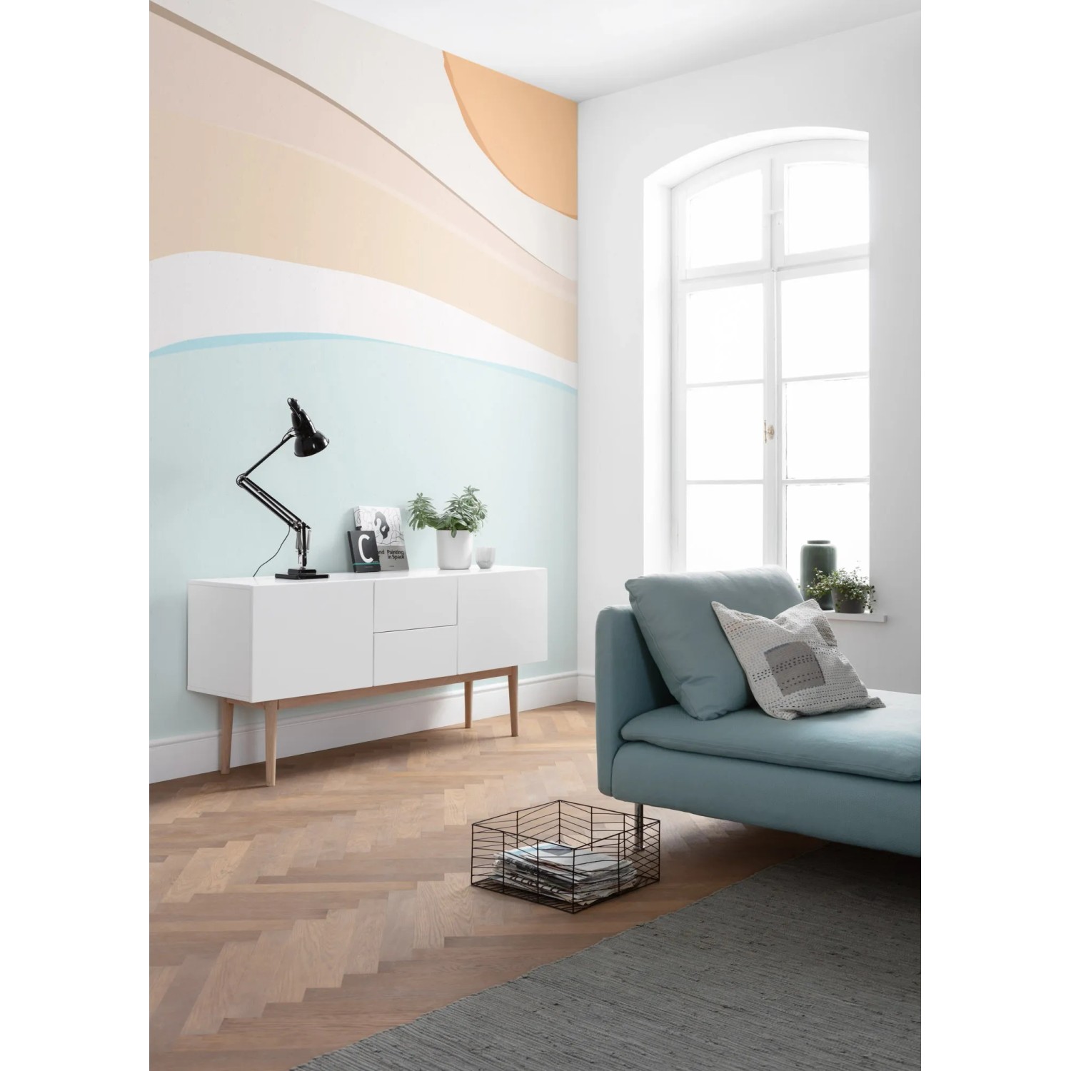 Komar Vlies Fototapete Vague 200x280 cm im Wohnraum mit abstraktem Design in Pastellfarben.