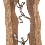 Kobolo Dekofigur CLIMB: Drei silberne Metallfiguren klettern an zwei braunen Holzstücken. Symbolisiert Teamwork.