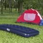 Blaues Single-Luftbett (185x76x22 cm) von Bestway vor Zelt und Campingstuhl im Grünen.