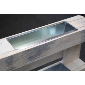 Silberner Zink-Blumenkasten (38 cm) für Palettenbau, eingehängt in eine Holzpalette.