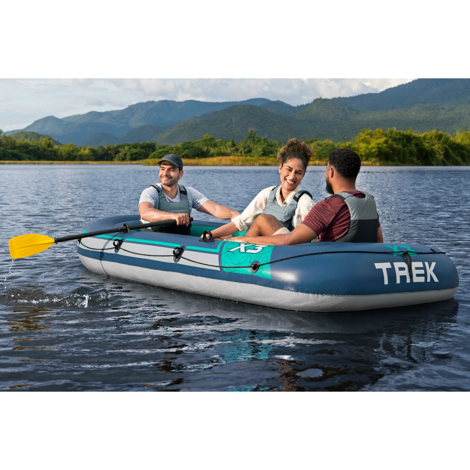 Bestway Trek X3 Schlauchboot-Set mit 3 Personen auf dem Wasser, Paddel inklusive.