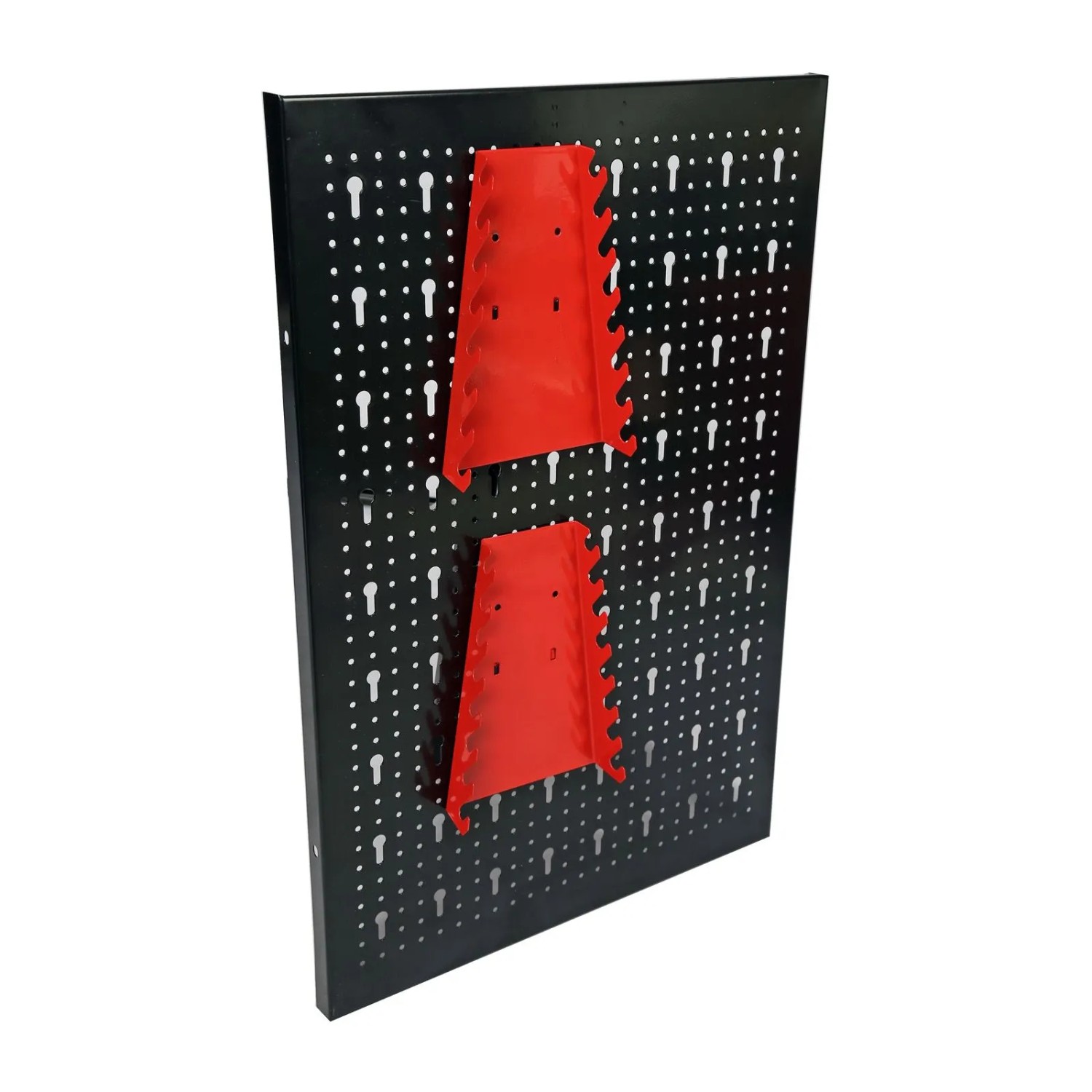 Schwarze Lochwand mit roten Werkzeughaltern und weißen Haken zur Werkzeugaufbewahrung in der Werkstatt.