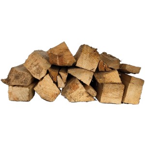 Gestapeltes Nadelholz im Sack, ofenfertig und trocken für Kamin oder Feuerschale.