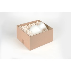 Umzugskarton mit Flo-Pak Verpackungschips zum Schutz einer weißen Vase.