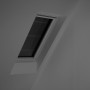 Velux Dachfenster mit schwarzer, elektrischer Solar-Hitzeschutz-Markise und Verdunkelung.