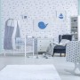 Kinderzimmer mit Vliestapete mit Tieren in Blau und Grau. Dekorative Tapete mit Walen und Segelbooten.