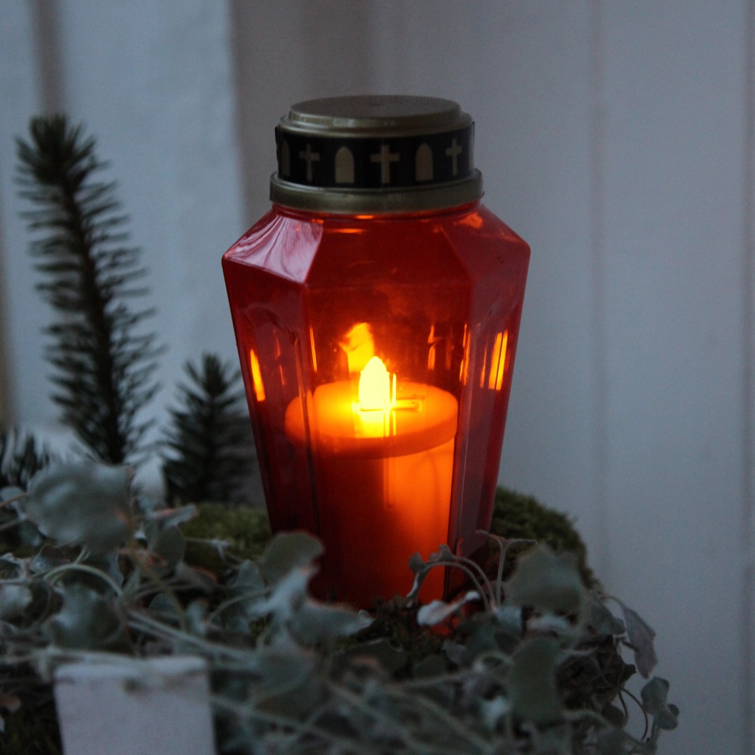 Rote LED Grabkerze mit warmweißem Flackerlicht, 1000h Brenndauer. Grablicht für Grableuchte.