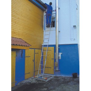 Krause MultiMatic Gelenk-Leiter mit Mann auf Sprosse vor Hauswand. Universal-Leiter für vielseitige Arbeiten.
