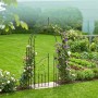 Schwarzer Stahl Rosenbogen mit zweiflügeliger Tür, Rankhilfe für Kletterpflanzen im Garten. Vintage Design mit Verzierungen.