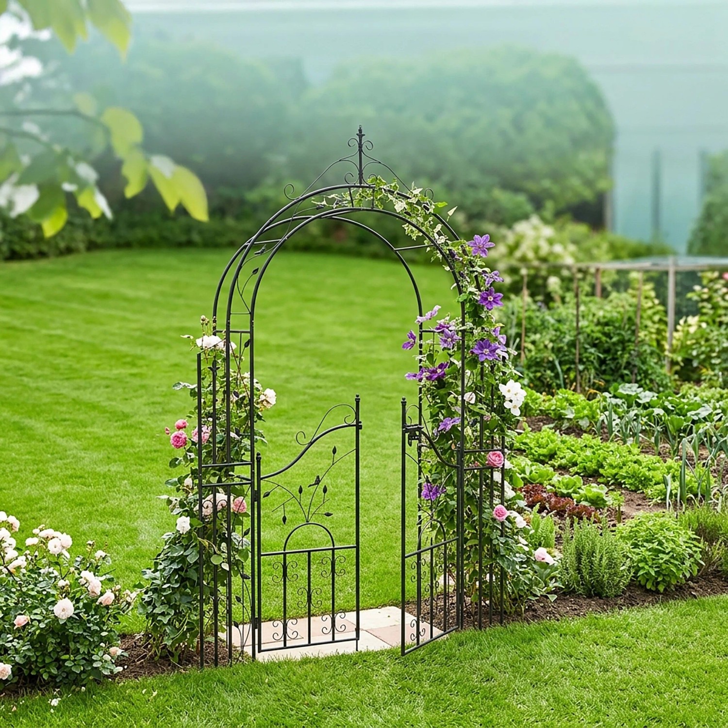 Schwarzer Stahl Rosenbogen mit zweiflügeliger Tür, Rankhilfe für Kletterpflanzen im Garten. Vintage Design mit Verzierungen.