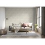 Tadessi Vliestapete Ornament in Creme im Wohnzimmer. Elegante Wandgestaltung mit barockem Muster.