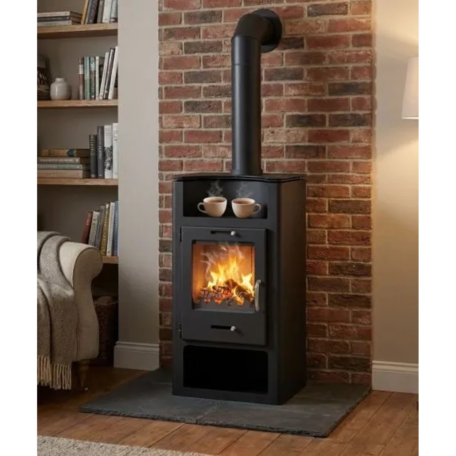 Schwarzer Victoria Kaminofen Elegance mit Teefach und brennendem Feuer.