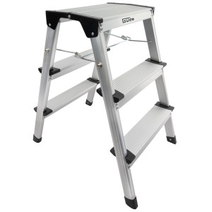 Aluminium Trittleiter GAT 3S mit drei Stufen und rutschfesten Füßen.