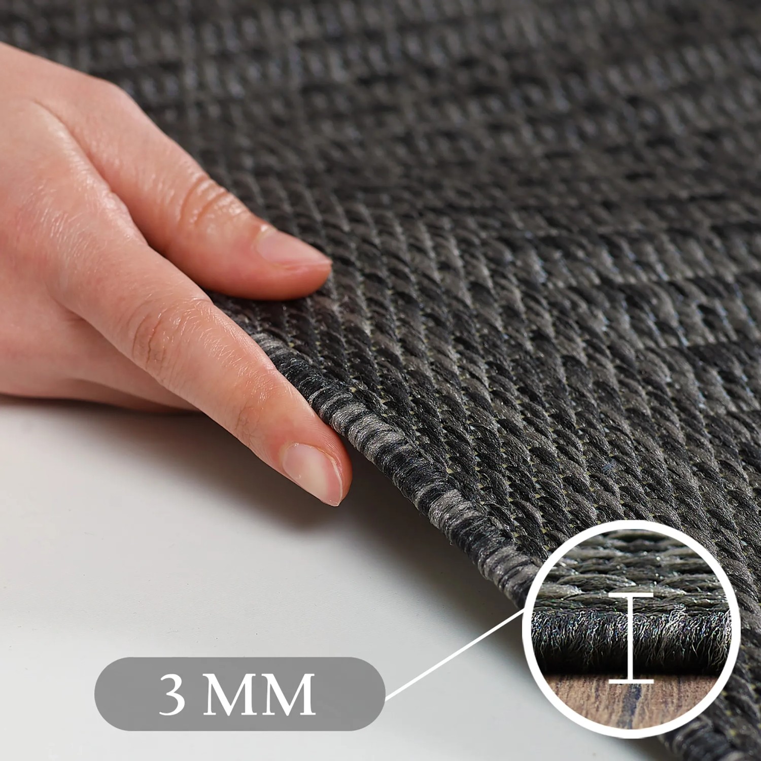 Detailaufnahme: Schwarzer Ayyildiz Outdoor-Teppich Giza (60x100 cm) mit 3 mm Florhöhe.