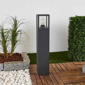 Moderne Lucande Außenleuchte Klemens in Schwarz. Eckige Wegeleuchte aus Aluminium für den Garten.
