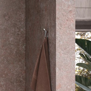 Verchromter Keuco Handtuchhaken Rose mit braunem Handtuch im Badezimmer.