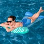 Frau entspannt auf Bestway Pool-Hängematte Comfort Plush im Wasser.