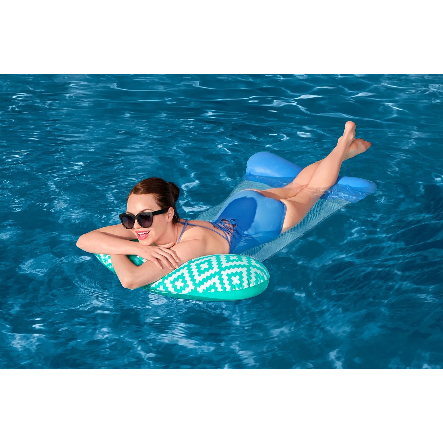 Frau entspannt auf Bestway Pool-Hängematte Comfort Plush im Wasser.