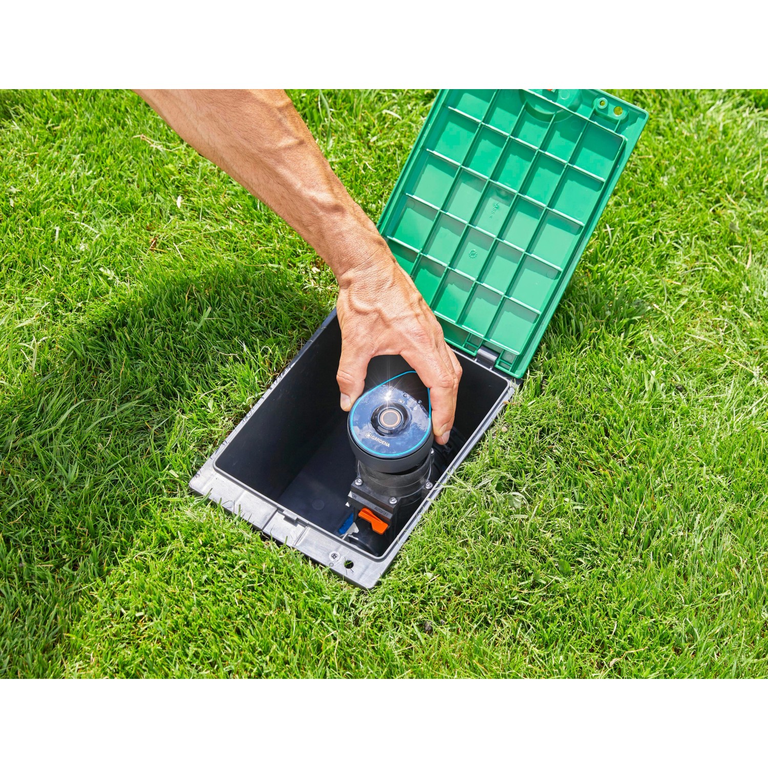 Gardena Bewässerungssteuerung 9V Bluetooth im Garten installiert. Bewässerungscomputer mit App-Steuerung.