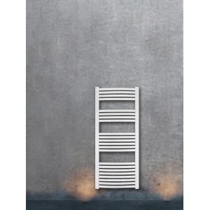 Weißer Badheizkörper Arnsberg (140x60 cm, 693W) an grauer Wand. Handtuchwärmer für das Badezimmer.