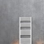 Weißer Badheizkörper Arnsberg (140x60 cm, 693W) an grauer Wand. Handtuchwärmer für das Badezimmer.