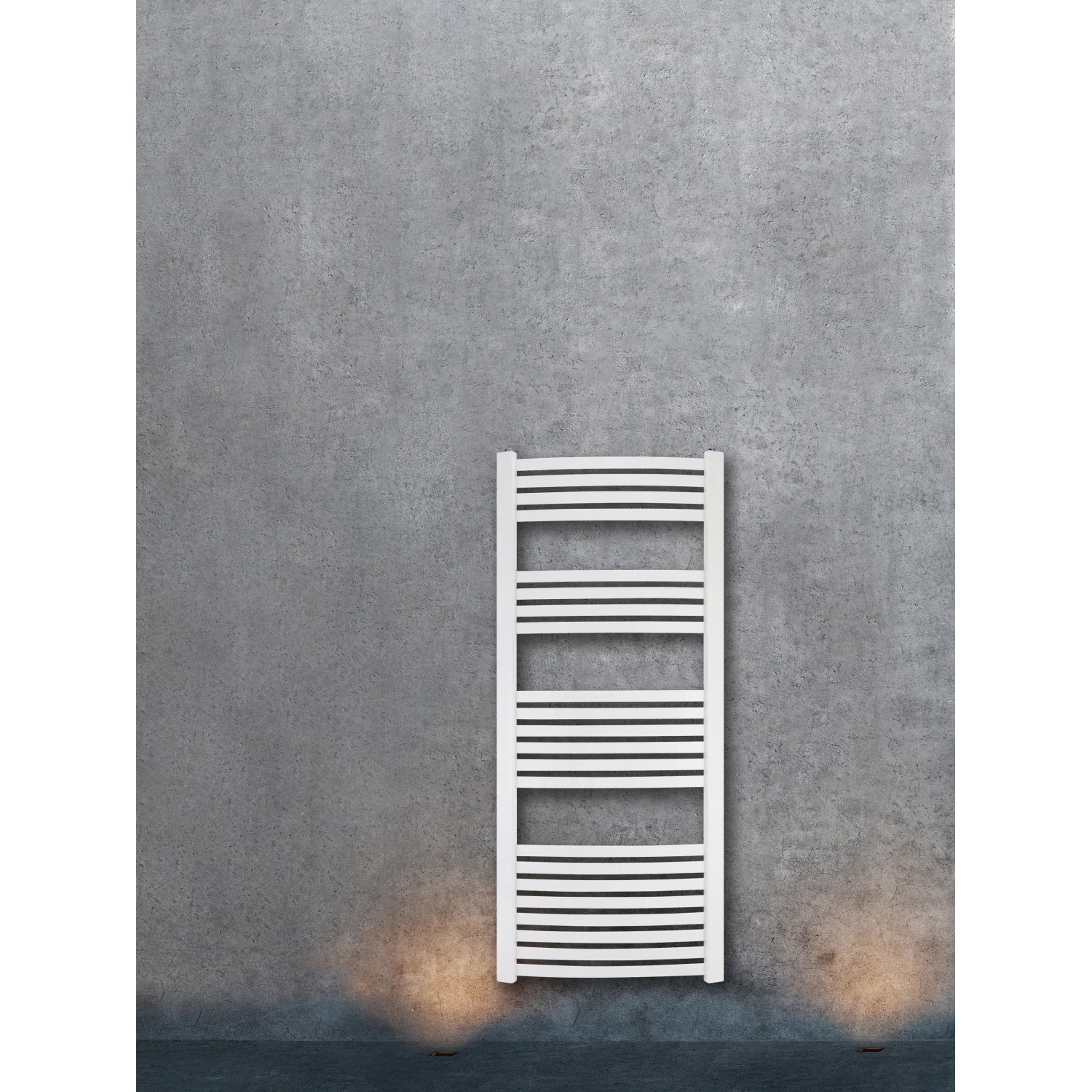 Weißer Badheizkörper Arnsberg (140x60 cm, 693W) an grauer Wand. Handtuchwärmer für das Badezimmer.