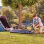 Mann pumpt Luftmatratze mit Bosch Akku-Luftpumpe EasyInflate 18V-500 Solo auf Campingplatz auf.