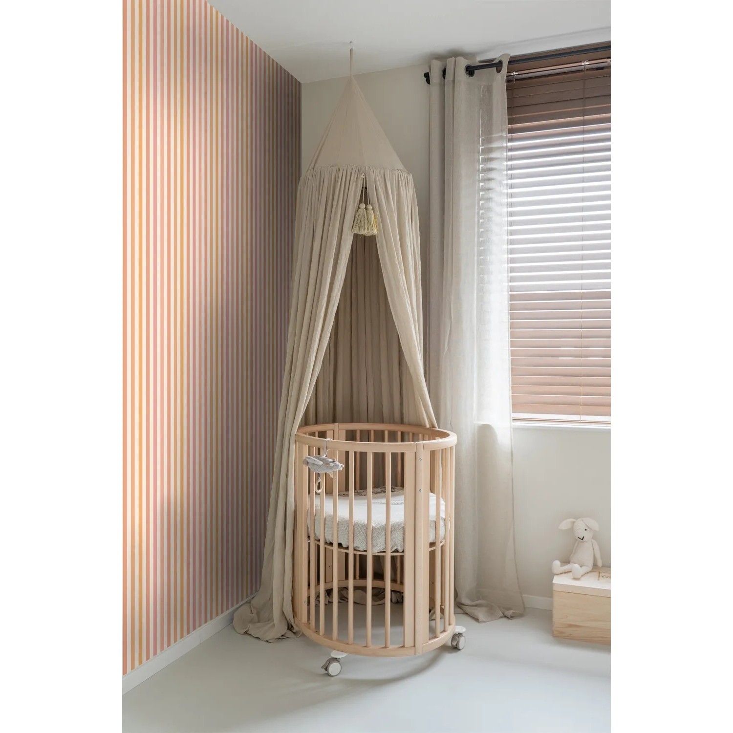 ESTAhome Vliestapete mit vertikalen Streifen in Orange und Rosa an einer Wand im Kinderzimmer.