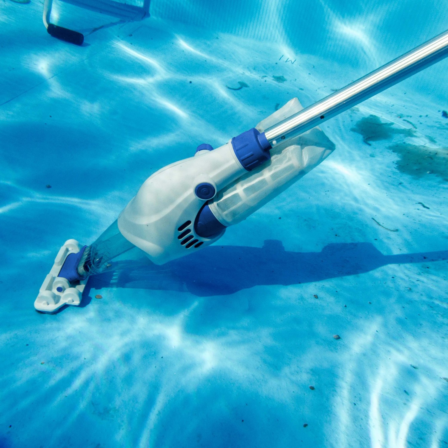 Kabelloser Gre Poolreiniger Electric Vac im Einsatz unter Wasser.