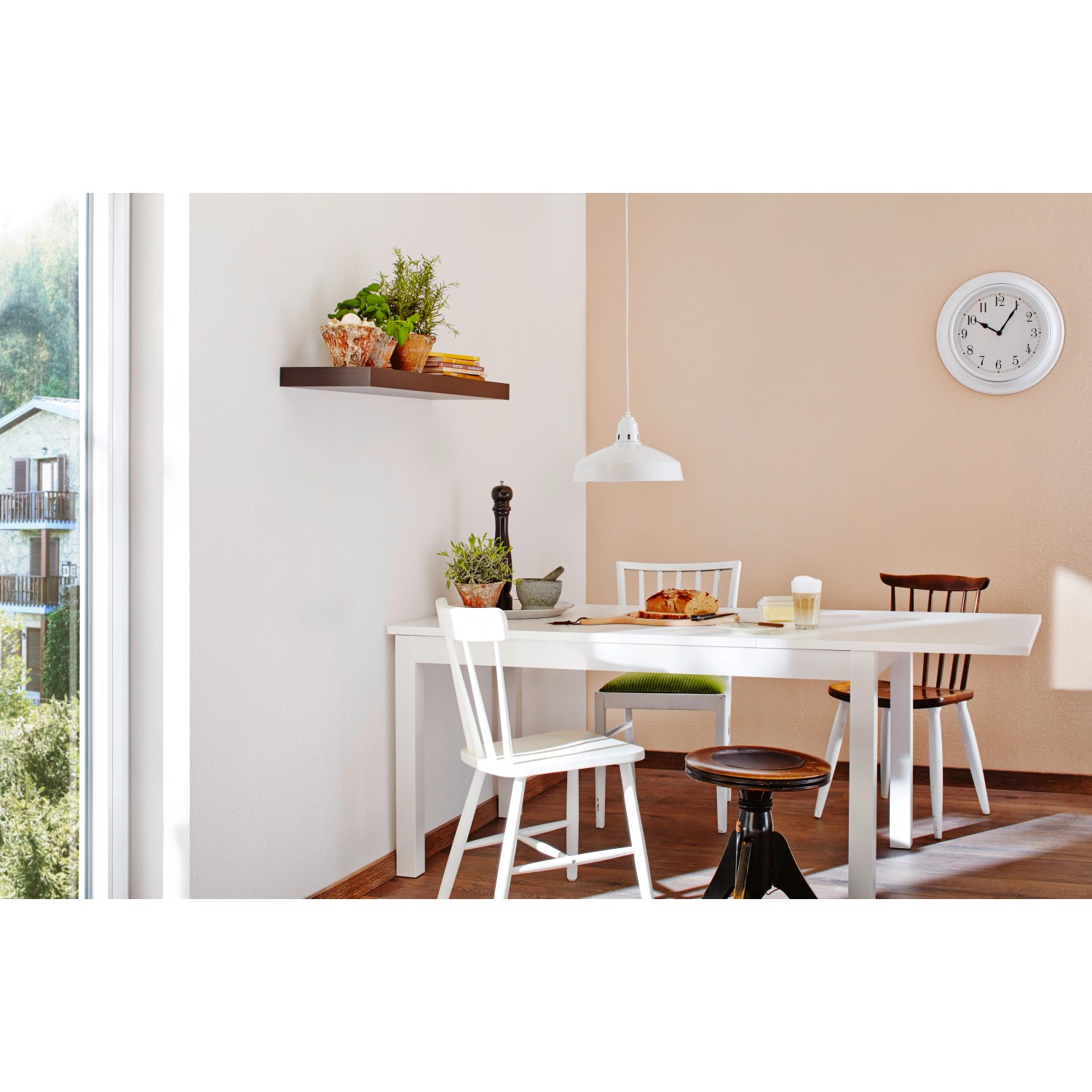 Wohnraum mit Wand in Cafe au lait Farbton durch Knauf Compact Color Putz.