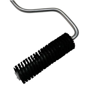 DD Composite Borsten Entlüftungsroller (28x100mm) mit spiralförmigen Naturborsten und Metallgriff.