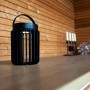 Schwarze Lutec LED Solar Tischleuchte Kozy mit Gitterstruktur für den Gartentisch.