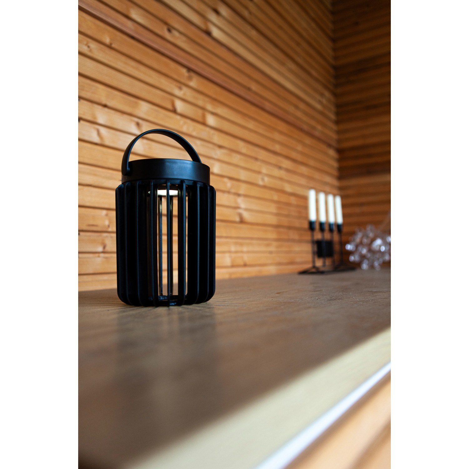 Schwarze Lutec LED Solar Tischleuchte Kozy mit Gitterstruktur für den Gartentisch.