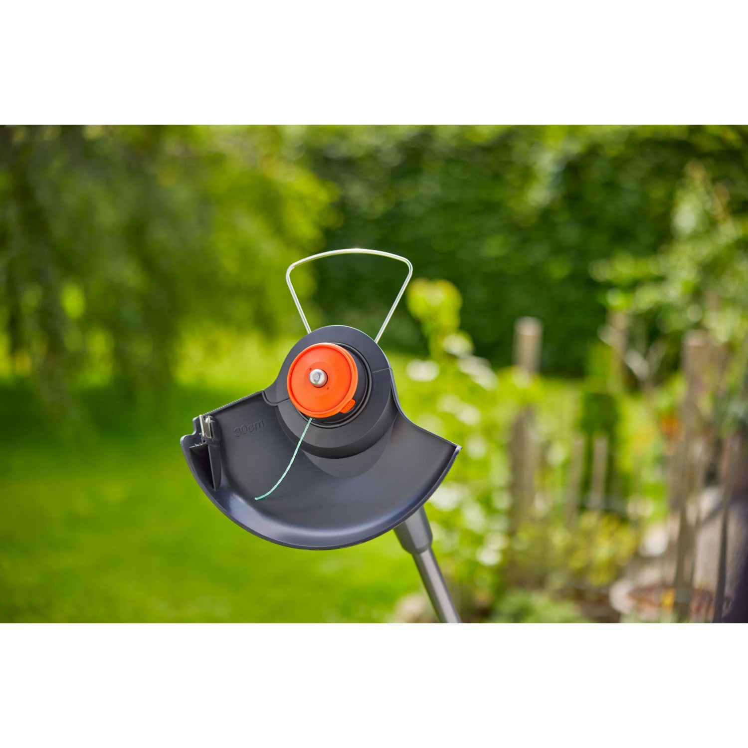 Gardena Akku-Trimmer PowerTrim 30/18V: Trimmerkopf mit Faden und Schutzbügel im Detail.
