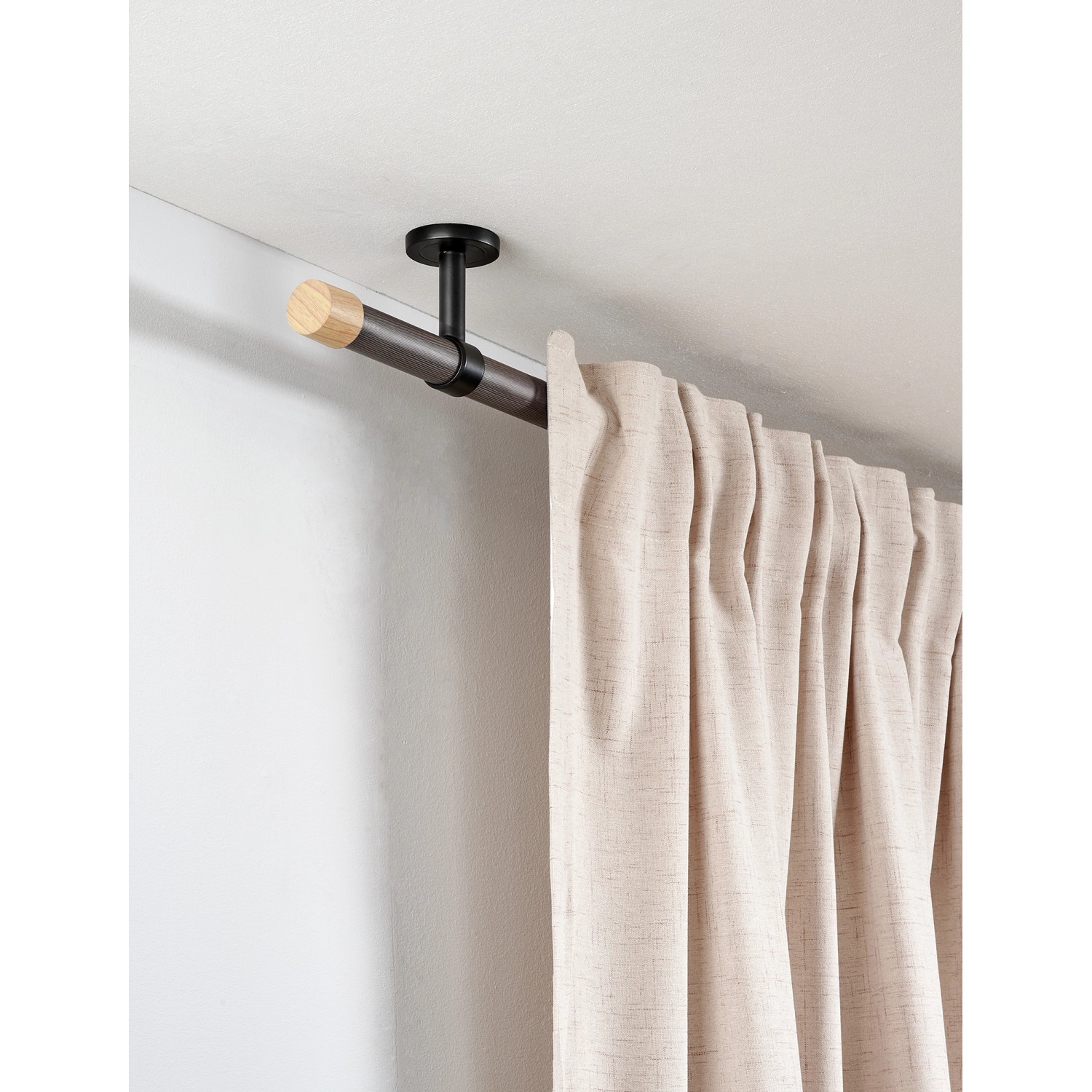 Gardinia Träger Denver, geschlossen, für 25 mm Stange, 7,5 cm, Schwarz Matt, zur Deckenmontage.