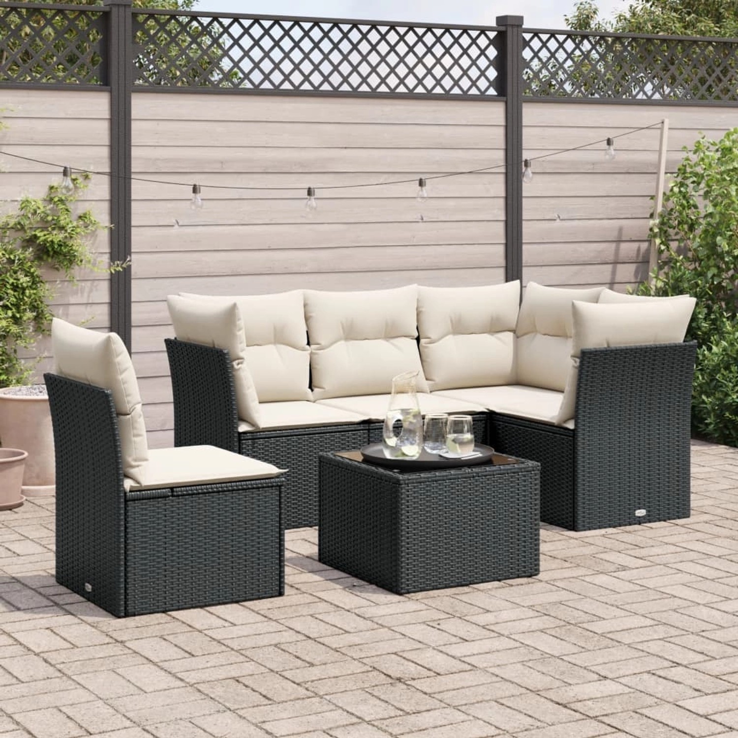Schwarze 6-tlg. vidaXL Garten-Sofagarnitur aus Rattan mit cremefarbenen Kissen.