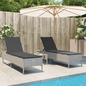 VidaXL 3-tlg. Sonnenliegen-Set mit hellgrauem Poly Rattan und dunklen Auflagen am Pool.