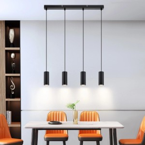 Schwarze 4-flammige Metall Pendelleuchte im Industrial-Design über einem Esstisch. Moderne Lampe für Wohnzimmer & Esszimmer.