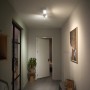 Weiße Philips Hue Centris LED-Deckenleuchte mit 2 Spots im Flur.