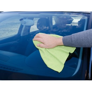Mann reinigt Autoscheibe mit grünem CMI Microfasertuch (3er-Set) für Autopflege.