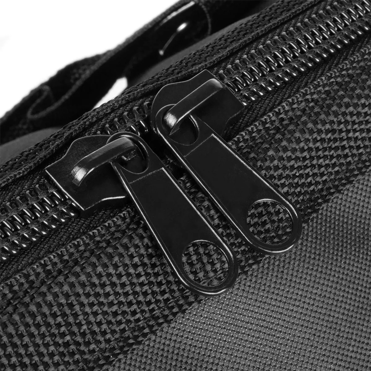 Detailaufnahme: Reißverschlüsse der STAHLWERK Werkzeugtasche XL. Robuste Montagetasche mit 21 Fächern.