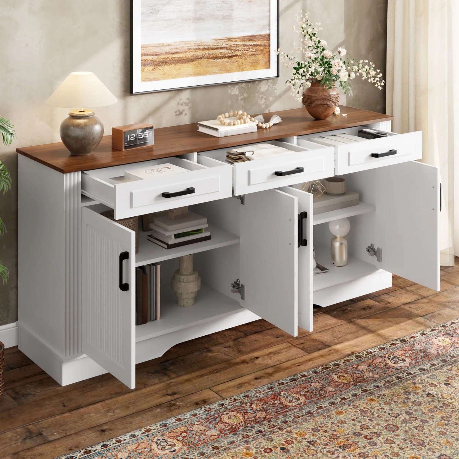 Weißes Merax Sideboard mit brauner Platte, 4 Türen mit 3D-Streifen und 3 offenen Schubladen. Moderner Wohnzimmerschrank aus MDF.