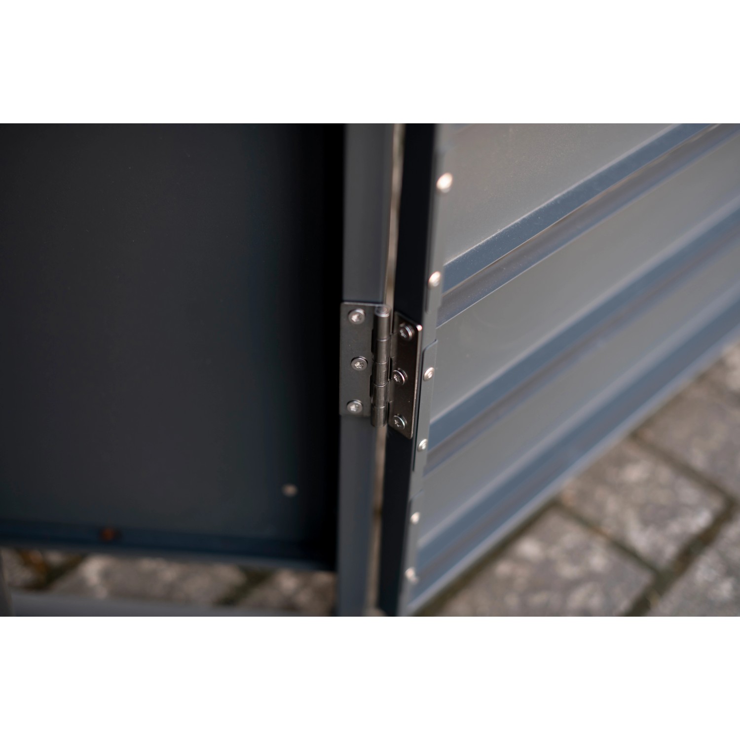 Detailaufnahme: Anthrazitfarbene Westmann Mülltonnenbox Kubus, 1er Box mit geöffneter Tür.