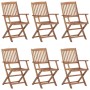 Sechs klappbare Gartenstühle aus geöltem Akazienholz. Braune Holzstühle mit Lattenrost-Design für Terrasse & Garten.