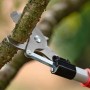 Bosch Akku-Baumschere Advanced Prune 18V-45 mit Verlängerung schneidet Ast.