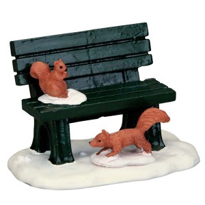 Lemax Weihnachtsdekoration: Parkbank im Winter mit zwei Eichhörnchen auf Schnee.