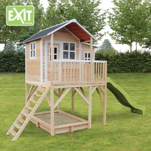 EXIT Loft 750 Holzspielhaus mit Rutsche, Sandkasten und Leiter im Garten.