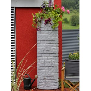 Arves Regentonne Arcado 460 l in Granit-Optik mit Bepflanzung und Wasserhahn im Garten.
