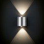 Moderne Trio LED-Wandleuchte in Nickel matt mit Lichtstrahl nach oben und unten.